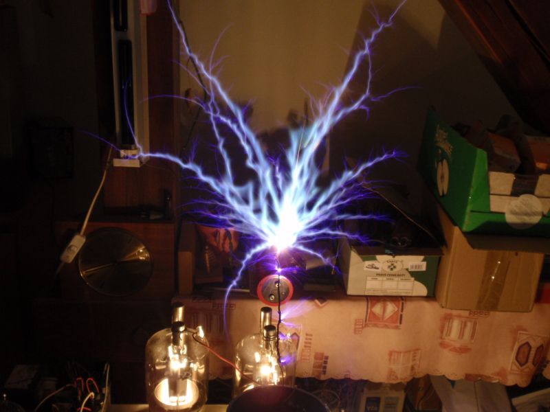Streamers from VTTC - vacuum tube tesla coil with GU-81m (GU81) 