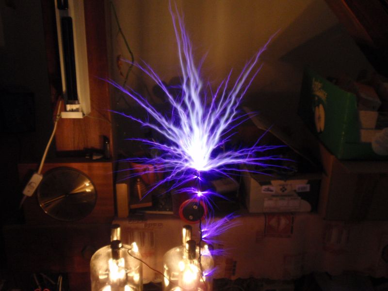 Streamers from VTTC - vacuum tube tesla coil with GU-81m (GU81)  